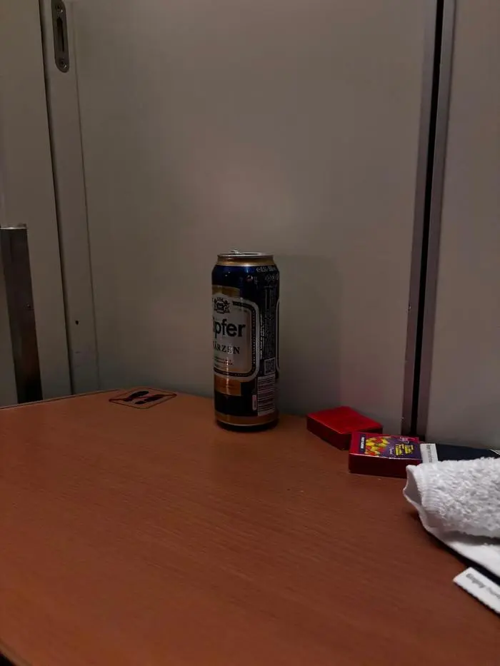 Die auf ominöse Weise aufgetauchte Bierdose im Zugabteil