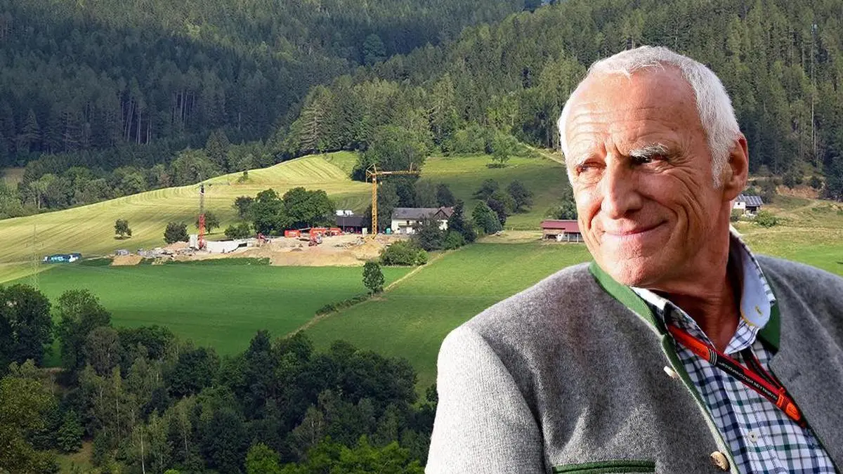Der im Oktober 2022 verstorbene Milliardär Dietrich Mateschitz hat das 70 Hektar große Anwesen gekauft. Das Bild vom Hof, der gerade umgebaut wird, wurde von der Ruine Eppenstein aus gemacht