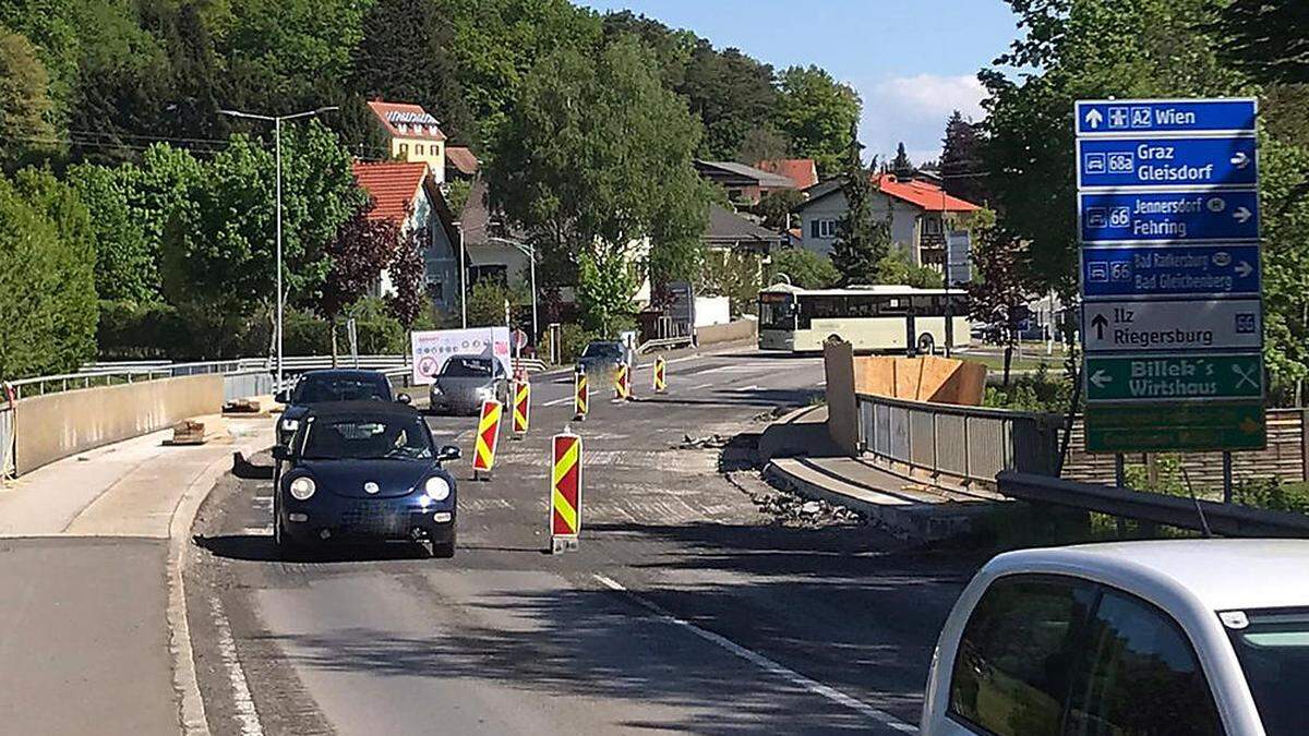 Stadteinwärts nach Feldbach aus Richtung Riegersburg kommend bleibt immer eine Fahrspur frei