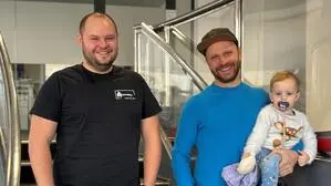Berni Reinwald und Christian Dorner mit seiner Tochter