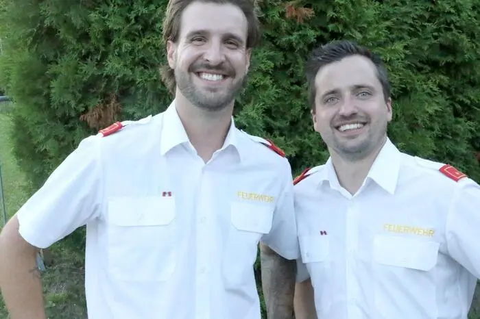 In Feierlaune gesichtet wurden neben den beiden Vizebürgermeistern Siegfried Obersteiner und Karsten Steiner unter anderem Feuerwehrkommandant Mathias Vintler mit Stellvertreter Alexander Murnig (am Foto von links), Abschnittsfeuerwehrkommandant Gerald Kerschbaumer, Cafetier Alexander Motschiunig und Polizeichef Harald Wiedermann. 