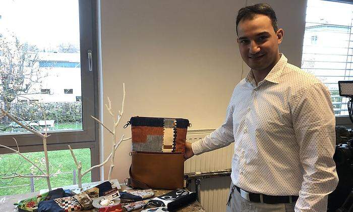 Ahmad Ibesh näht in seiner Freizeit unter dem Titel "Herzgenäht" Taschen aus recyceltem Material. Zu finden sind sie auf Facebook