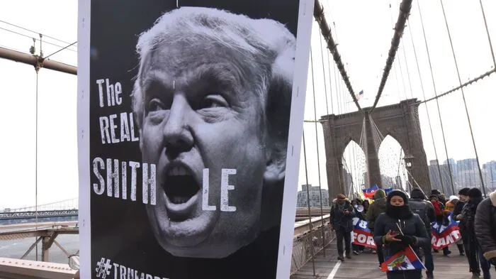 Ein Jahr nach dem Amtsantritt von US-Präsident Donald Trump haben hunderttausende Menschen gegen die Politik des Republikaners demonstriert.