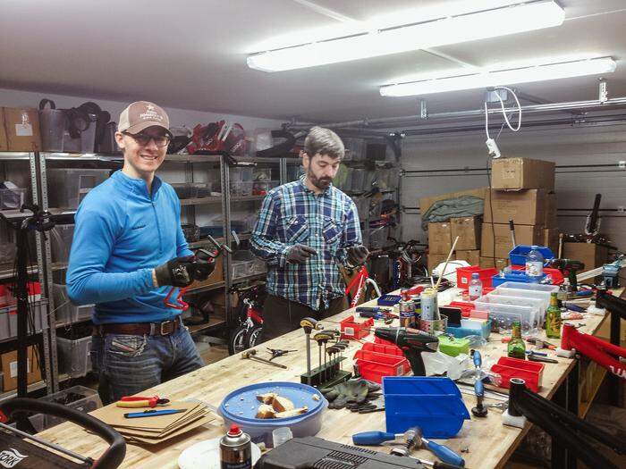Die Gründer Marcus Ihlenfeld (links) und Christian Bezdeka 2013 in ihrer Garage, in der die ersten Woom-Räder zusammengebaut wurden.