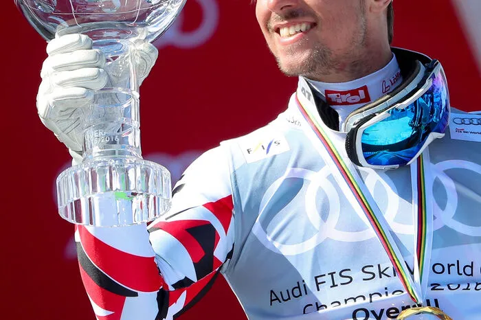Marcel Hirscher strahlt 2016 über den Erfolg im Gesamtweltcup. In der Saison 2014/15 hat er übrigens ebenso den Gesamtweltcup-Sieg geholt, zudem die kleinen Kugeln für den Riesenslalom- und Slalom-Weltcup.