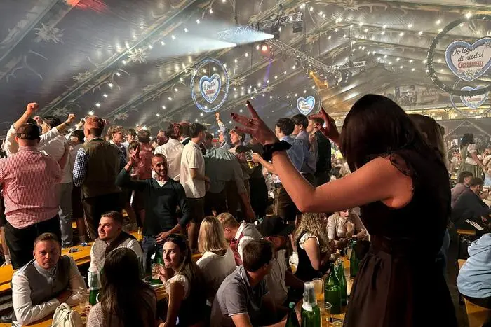 An jedem Veranstaltungstag begeistert das Fest mit einem abwechslungsreichen Live-Programm aus traditioneller Volksmusik und modernen Party-Beats.