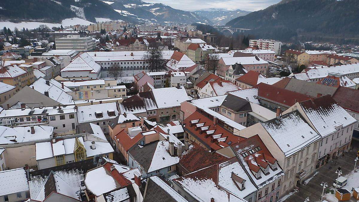 Blick über Judenburg, derzeit nicht weiß, sondern blau gefärbt