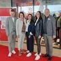 Geschäftsführer-Paar Rainer Rauch und Katrin Roth (li) mit Gründer Ferdinand Roth (re) und Modehaus-Mitarbeiterinnen