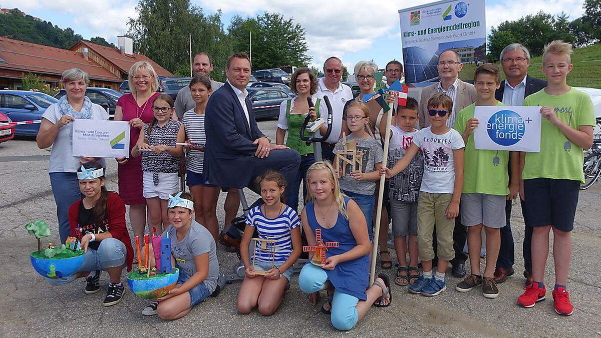 Schüler und Direktoren mit Maria Eder und Josef Nestelberger sowie den Bürgermeistern beim Klimaschulen-Abschluss