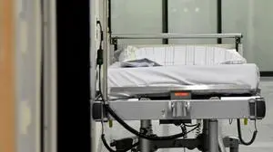 ABD0118_20211117 - SALZBURG - ÖSTERREICH: ++ THEMENBILD ++  Illustration zum Thema ?Intensivstation / Covid-Station / Pflege? auf der Intensivstation 1c der Salzburger Landeskliniken (SALK) am Mittwoch, 17. November 2021. - FOTO: APA/BARBARA GINDL