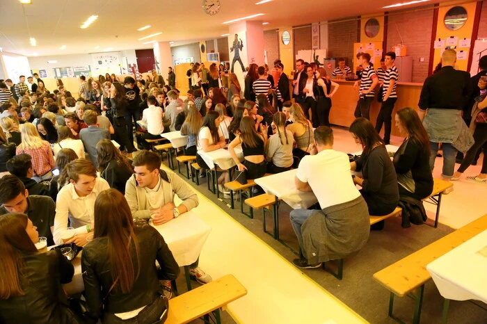 BG/BRG-Direktor Rudolf Elpelt und das Cheforganisatoren-Duo Johanna Zitterer (7A) und Selina Maizinger (7B) von den beiden siebenten Klassen zeigten sich über den Besucheransturm erfreut. 