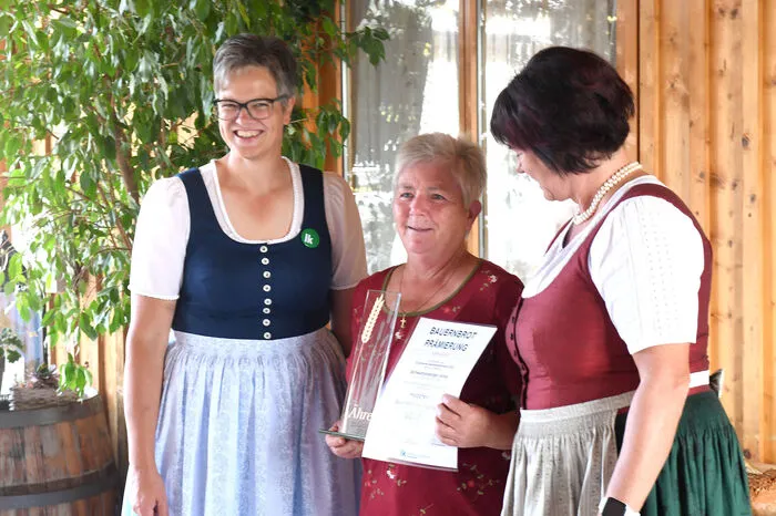 Die Preise wurden von Landesbäuerin Viktoria Brandner (links) und Verkostungschefin Eva Lipp (rechts) vergeben. Eine Goldene für ihr Bauernbrot vom Holzofen gab es für Anna Schwarzenberger aus Puch bei Weiz.