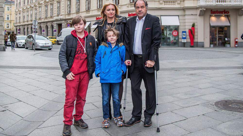 Leitner mit Familie in Graz - das Foto wurde ein Jahr nach der Amokfahrt aufgenommen