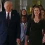 Amy Coney Barrett mit US-Präsident Trump Samstagnacht (unserer Zeit) im Weißen Haus 