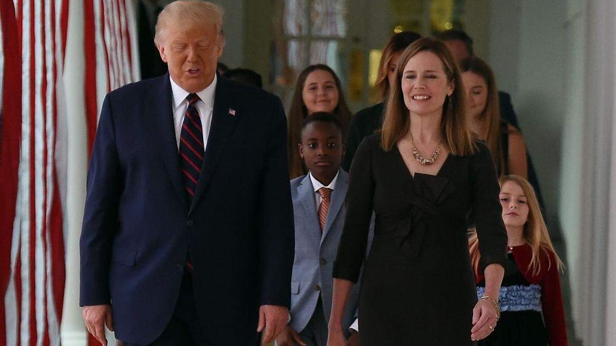 Amy Coney Barrett mit US-Präsident Trump Samstagnacht (unserer Zeit) im Weißen Haus 