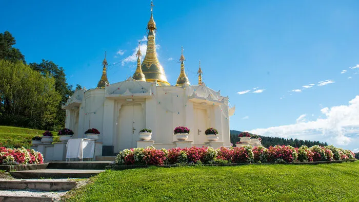 Das strahlend weiße Gebäude mit den acht goldenen Spitzkuppeln gehört zum Internationalen Meditationszentrum Österreich