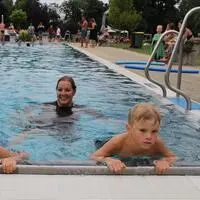 Schwimmlehrerin Michaela Unterberger mit ihren Schützlingen beim Schwimmkurs in Weiz