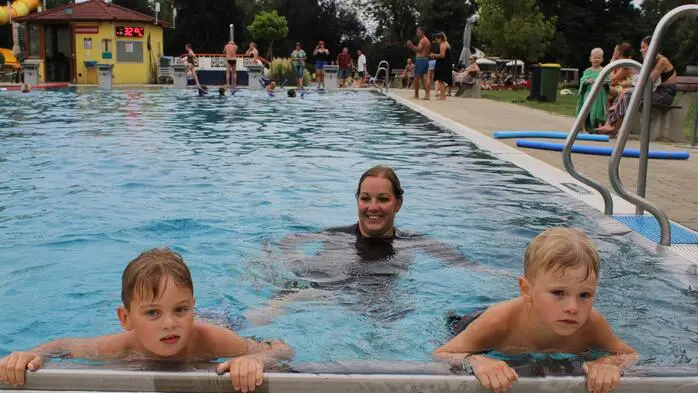 Schwimmlehrerin Michaela Unterberger mit ihren Schützlingen beim Schwimmkurs in Weiz