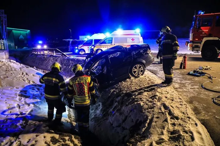 Beim Aufprall knapp vor einem Wasserdurchlass wurde der Mann in seinem Fahrzeug eingeklemmt.