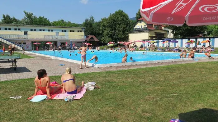 Am Donnerstag, 10. Mai, sperrt das Freibad in Anger ab 9 Uhr auf. Das Wasser ist vorgeheizt, "bacherlwarm" wird es aber trotzdem nicht sein. Nostalgiker aufgepasst: Im Herbst wird das Freibad umgebaut, wer es also noch im derzeitigen Standard genießen will, sollte es in den nächsten Wochen nicht versäumen.
