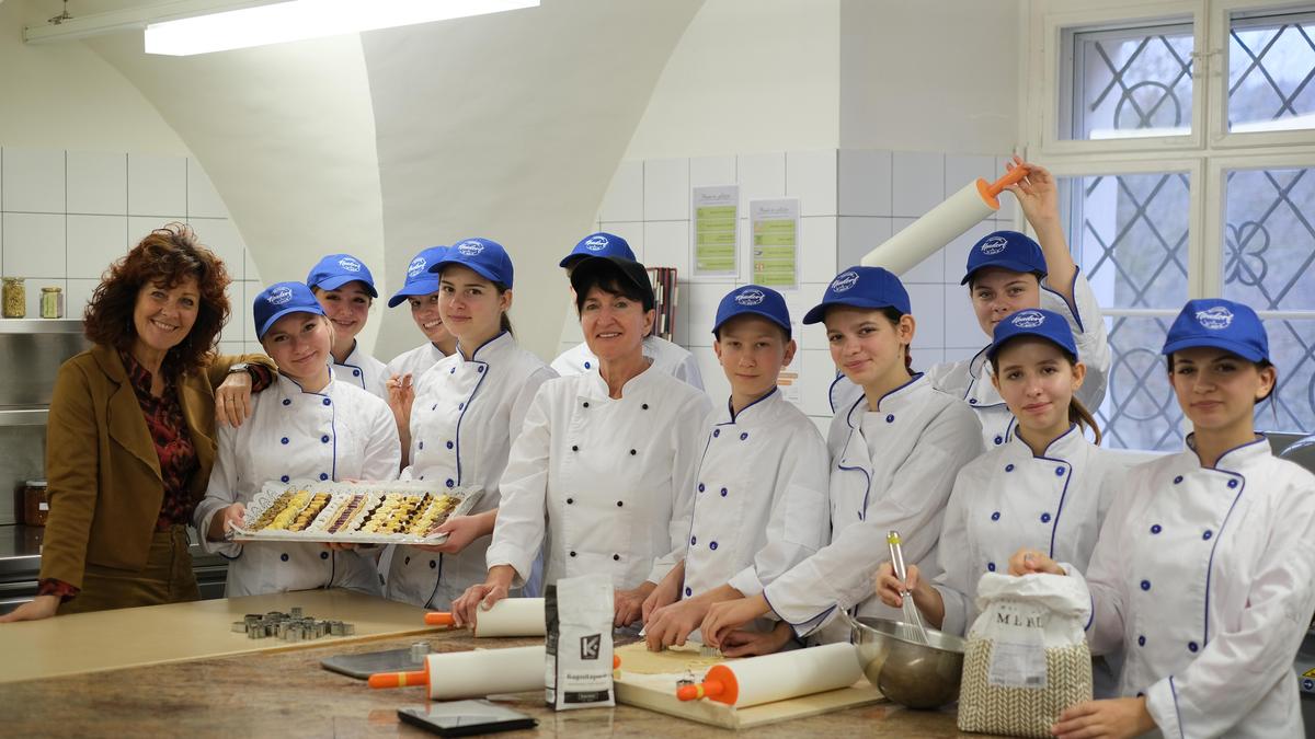 In der Schulküche der Fachschule Neudorf wird bereits fleißig gebacken