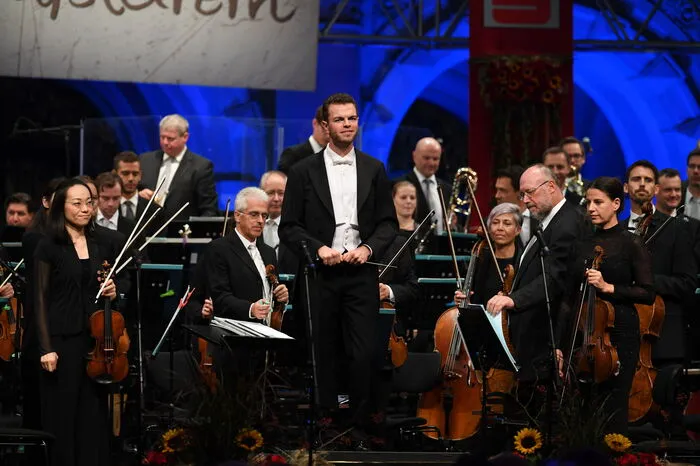 ... die Grazer Philharmoniker mit Dirigent Marcus Merkel ...