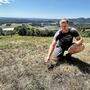 Martin Allmer auf seiner Wiese vor dem Schloss Schielleiten – auf der seit Wochen kein Gras mehr wächst