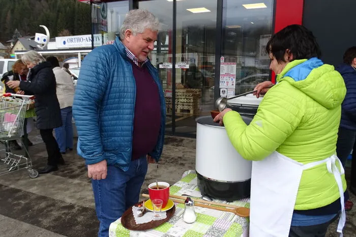 Mit den Spenden unterstützt man Frauen, die auf Friedensmission sind.