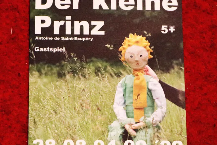 Beschreibung „Viel lieber hätte ich die Geschichte des kleinen Prinzen begonnen wie ein Märchen. Am liebsten hätte ich so angefangen: Es war einmal ein kleiner Prinz, der wohnte auf einem Planeten, der kaum größer war als er selbst, und er brauchte einen Freund...“ (Antoine de Saint-Exupéry). An dieser Stelle beginnt das Theater WalTzwerk die Geschichte des kleinen Prinzen zu erzählen, der seinen Planeten verlässt, um einen Freund zu finden...