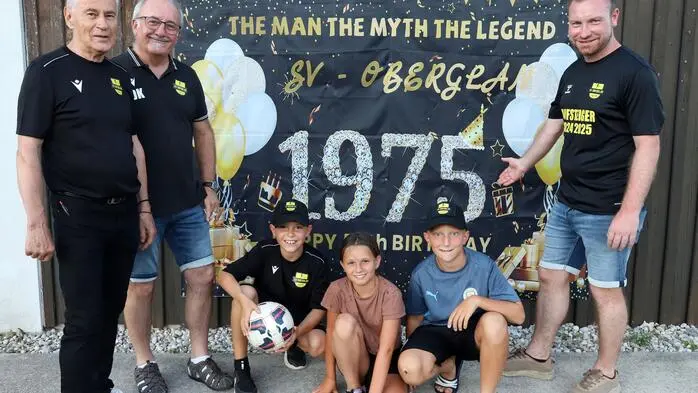 Am Foto von Links: Dieter Wissonig (Beirat), Diethard Knes (Kassier), Manuel Vaschauner (Obmann) vorne hockend Dominik Kogler Tamara Kohlweg und Likas Wernig (U11 & U12).