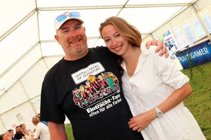 "Megaschön" war die Aussage von Hans Wagner (Steuerberater) vom Team "Klappergas" und Tochter Hannah Wagner (Ferrero Vertrieb) beide aus Frankfurt!Wir haben uns sehr wohl gefühlt, haben sehr nette Freunde kennengelernt und wir kommen nächtes Jahre bestimmt wieder nach Sirnitz ins wunderschöne Kärnten!