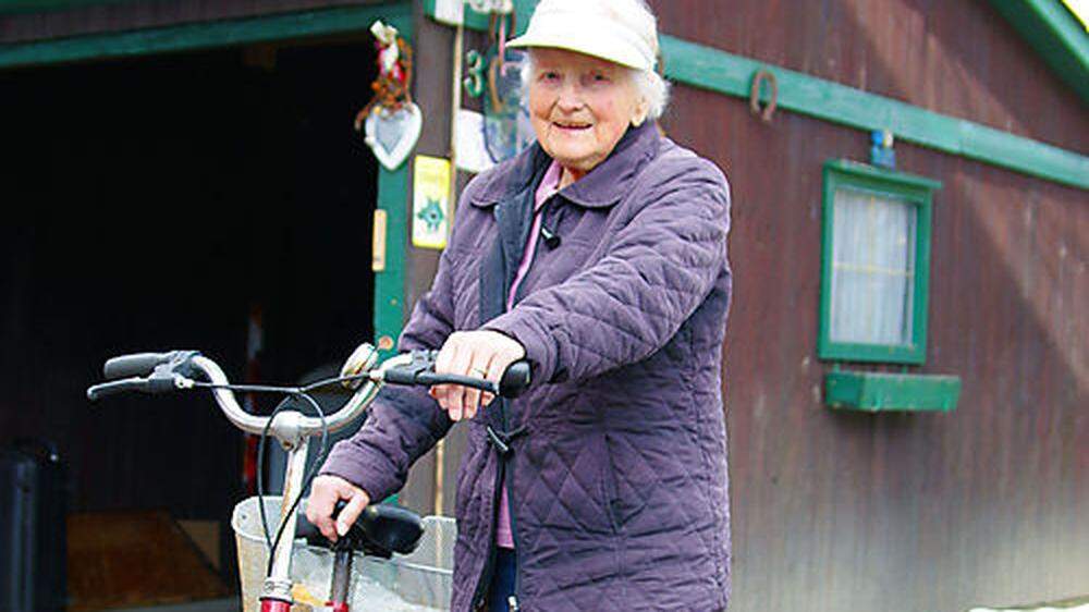 Ingeborg Preihs im Winter-Outfit mit ihrem geliebten Rad