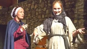 Ilona Wulff-Lübbert (links) in der Rolle der Hemma von Gurk