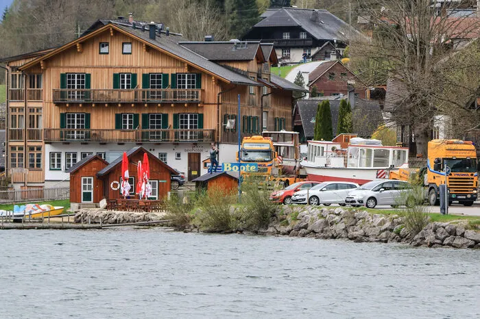 Diese Bild zeigt die beiden Schiffstransporte in unmittelbarer Nähe des Seehotels.