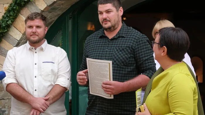 Die Urenkel William und Lachlan Fröhlich mit Monika Faes