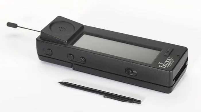 Der Vorreiter: 1994 brachte IBM mit dem "Simon" jenes Gerät auf den Markt, das allgemein als "erstes Smartphone" gilt. Simon konnte telefonieren, Notizen und Termine aufschreiben, sowie Faxnachrichten und E-Mails. Gefertigt wurde das Geräte übrigens von Mitsubishi.