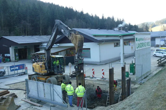 Die Aushubarbeiten sind voll im Gange.