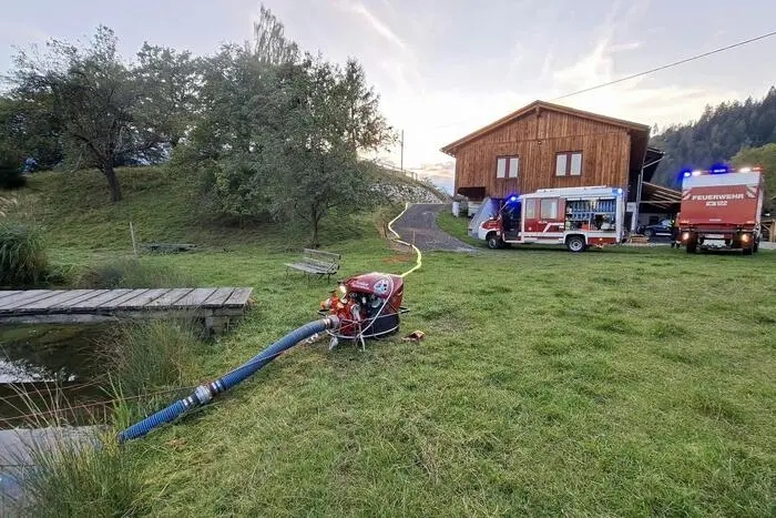 Zunächst wurden die Feuerwehren Götzendorf, Oberzeiring und Pöls alarmiert. Zur Sicherstellung der Wasserversorgung wurde die Feuerwehr Rothenthurm nachalarmiert. 