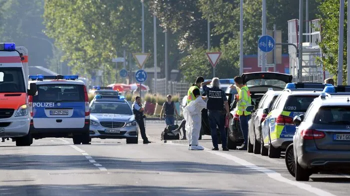 In Konstanz hat ein 34-jähriger Mann in einer Diskothek einen Menschen erschossen und drei weitere schwer verletzt. Der Täter starb beim Schusswechsel mit der Polizei. Die Hintergründe sind noch unklar.