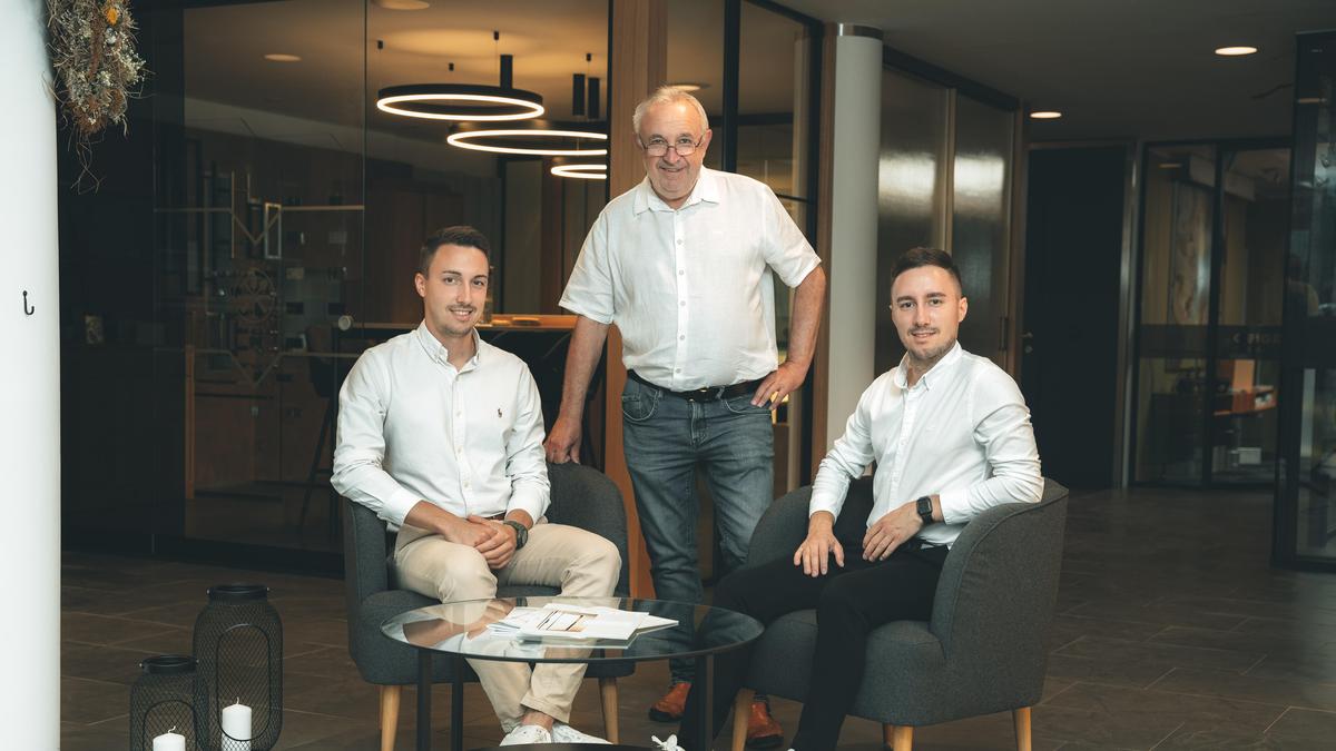 Das Glasprojekt von Glasbau Geiger konnte beim „Austrian Glastechnik Award 2024“ überzeugen. Im Bild: Geschäftsführer Wolfgang Geiger, Alfred Geiger und Michael Geiger (v.l.)