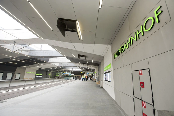 In der unterirdischen Haltestelle Hauptbahnhof erfolgt unter anderem die Sanierung der Gleisbögen