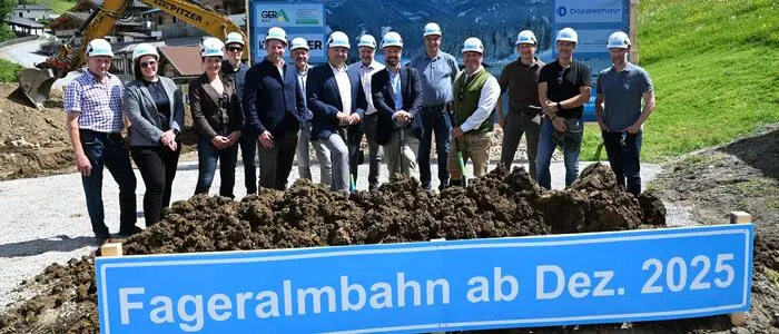 Vertreter der Reiteralm Bergbahnen, aus der Politik, von Baufirmen sowie Grundbesitzer beim Spatenstich