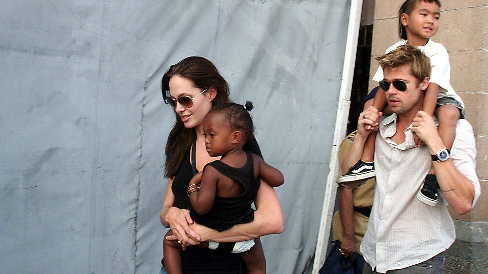 Angelina Jolie mit Zahara und Brad Pitt mit Maddox im Jahr 2006