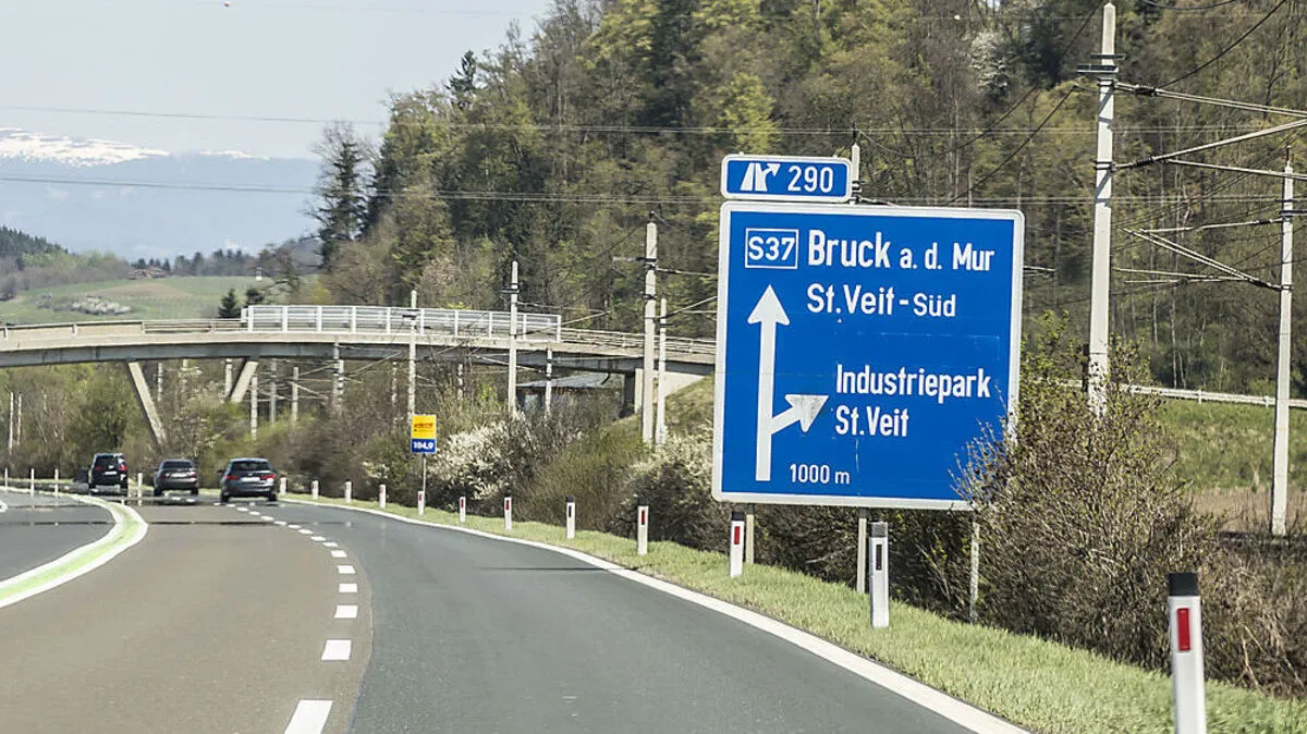 Der Lkw kippte kurz nach der Abfahrt St. Veit um