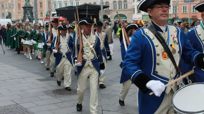 Die Parade zog vom Hauptplatz...