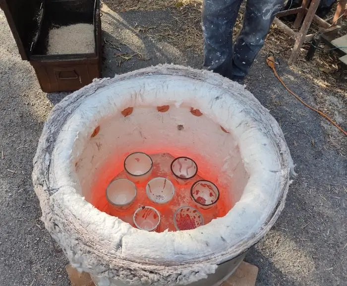 Die bemalten Gefäße werden mit einer speziellen Brenntechnik, dem Raku, gebrannt. Hitze und Zufall und Glasur sorgen für Einzigartigkeit der Stücke