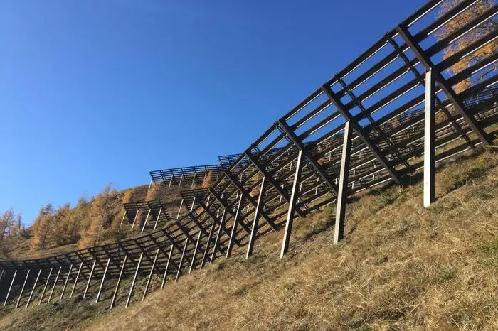 Die Stahlschneebrücken sollen ein Abrutschen der Schneedecke und damit die Lawinenbildung verhindern.