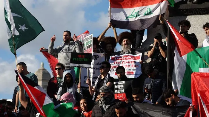 Am Trafalager Square in London fanden sich tausende Menschen zusammen, um für Palästina zu demonstrieren.