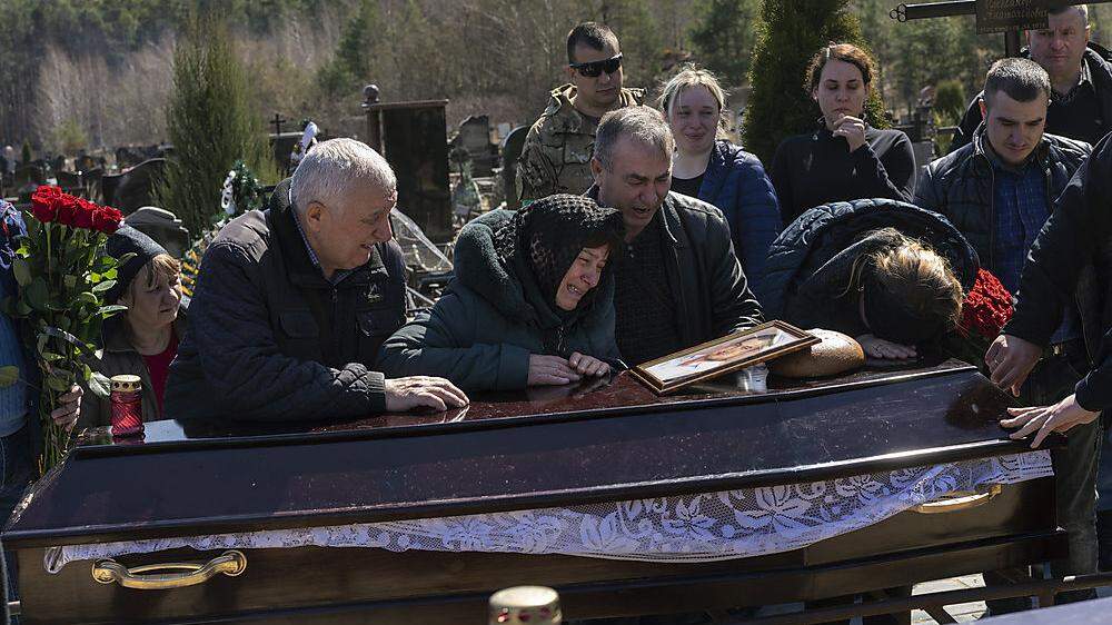 Tausende Ukrainer trauern derzeit um ihre Familienmitglieder