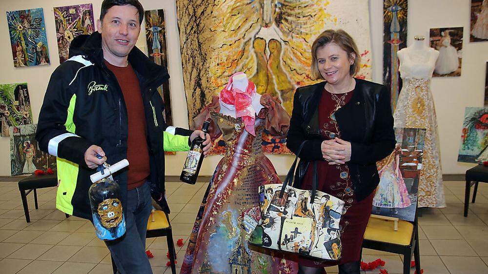 Künstlerin Arthena Maxx (rechts) mit Hans-Peter Aufhauser und von Limonaden Brantl